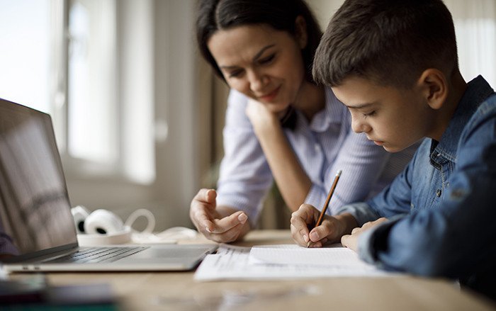 كيف تدعم طفلك في مواجهة تحديات الدراسة؟